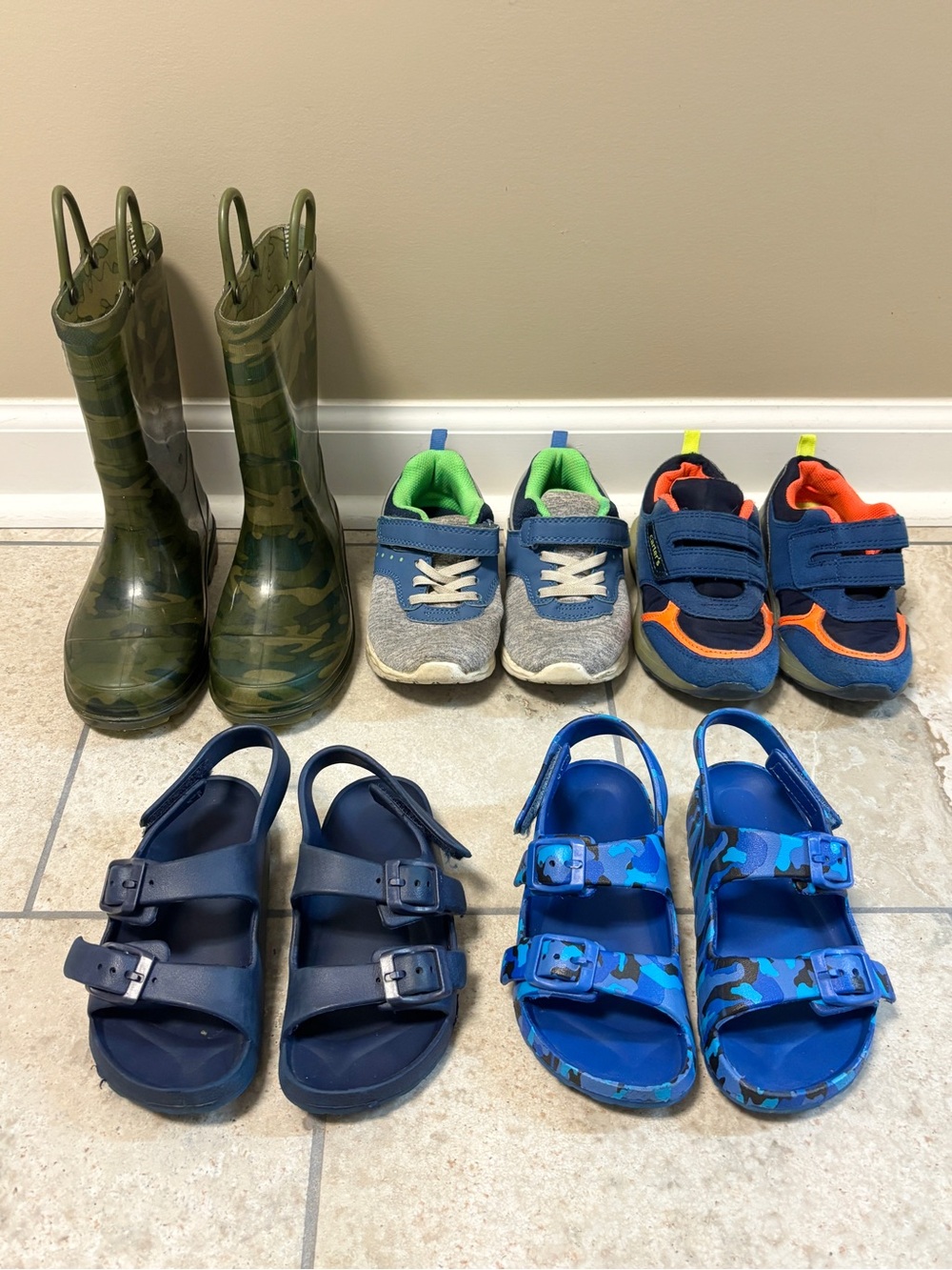 (5 Piece) Boys Shoe Lot Size 11 Members Mark, Carters Light-Up Boots Sandals